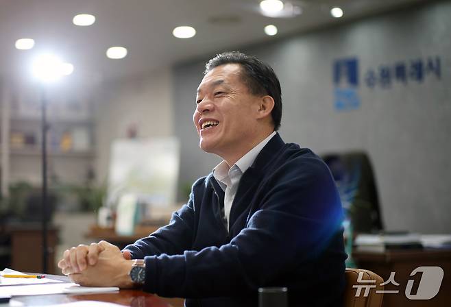 이재준 경기 수원시장이 10일 경기 수원시 팔달구 수원시청 집무실에서 뉴스1과 인터뷰를 하고 있다. 2026.4.10/뉴스1 ⓒ 뉴스1 김영운 기자