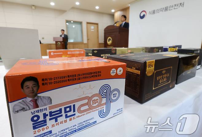 백남이 식품안전정책국 식품부당행위긴급대응단 단장이 13일 오후 서울 양천구 서울지방식품의약품안전청 브리핑실에서 ‘알부민 식품 부당광고 업체 적발 결과’ 브리핑을 하고 있다. 2026.4.13 ⓒ 뉴스1 임지훈 인턴기자