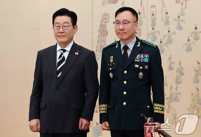 이재명 대통령이 지난 1월 청와대 본관에서 열린 3성 장군 진급·보직 신고 및 수치 수여식에서 이상렬 제3군단장과 기념촬영을 하고 있다. 2026.1.16 ⓒ 뉴스1 허경 기자