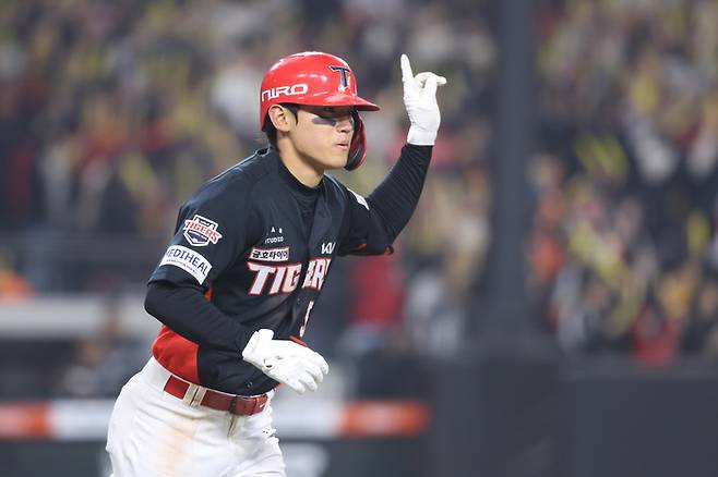 KIA 김도영이 10일 대전 한화생명 볼파크에서 열린 2026 KBO리그 정규시즌 한화전에서 홈런을 때린 후 베이스를 돌고 있다. 사진 | KIA 타이거즈