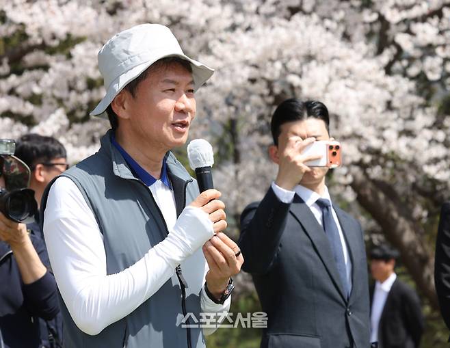 정몽규 대한축구협회장이 13일 경기도 용인 코리아CC에서 열린 ‘2026 축구인 골프대회’에 앞서 인사말을 하고 있다.  대한축구협회, 한국프로축구연맹, 전북 현대가 주최하고 스포츠서울, 스포츠조선, 스포츠동아, 스포츠경향, 일간스포츠, 스포츠월드 등 스포츠 일간지 6개사가 후원하는 ‘축구인 골프대회’는 대한민국 축구계를 대표하는 축구인들이 축구 발전을 기원하는 화합과 소통의 자리이다. 이번 대회는 숨겨진 홀에 핸디캡을 부여하는 신페리오 방식으로 진행되며, 우승과 메달리스트, 준우승, 3위, 롱기스트, 니어리스트, 행운상 수상자가 가려지게 된다.  2026.04.13 용인 | 최승섭기자 thunder@sportsseoul.com