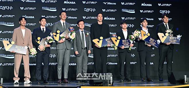 13일 서울 광진구 그랜드 워커힐 서울 비스타홀에서 진행된 진에어 2025-2026 V-리그 시상식에서 남자부 베스트7에 선정된 선수들이 시상자인 SBS미디어넷 조재룡 사장과 기념촬영을 하고 있다. 왼쪽부터 리베로 한국전력 정민수, 세터 현대캐피탈 황승빈, 미들 블로커 한국전력 신영석,  시상자 SBS 미디어넷 조재룡 사장, 미들 블로커 현대캐피탈 최민호, 아웃사이드 히터 현대캐피탈 레오(대리수상), 우리카드 알리(대리수상), 아포짓 스파이커 한국전력 베논(대리수상). 2026. 4. 13.  박진업 기자 upandup@sportsseoul.com