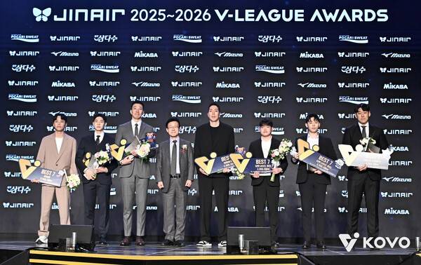 남자부 베스트7 기념사진. 왼쪽부터 한국전력 정민수, 현대캐피탈 황승빈, 한국전력 신영석, 현대캐피탈 최민호, 현대캐피탈 레오 대리수상자 남궁준 통역, 우리카드 알리 대리수상자 배준호 통역, 한국전력 베논 대리수상자 안요한 코치. /사진=KOVO