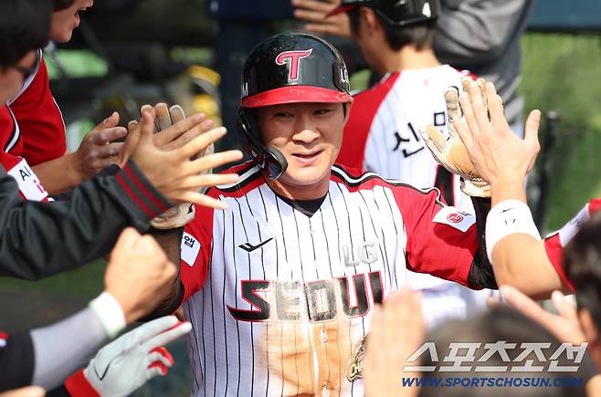 LG 트윈스 오지환이 12일 SSG 랜더스전서 득점후 동료들과 하이파이브를 하고 있다. 사진제공=LG 트윈스