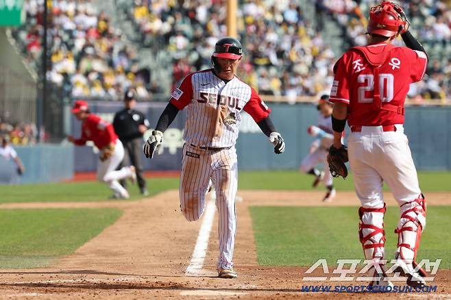 LG 트윈스 오지환이 12일 SSG 랜더스전서 득점하고 있다. 사진제공=LG 트윈스