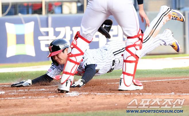 11일 잠실구장에서 열린 LG와 SSG의 경기. 2회말 1사 2,3루 LG 박동원 희생타 때 오지환이 홈을 파고들고 있다. 잠실=박재만 기자 pjm@sportschosun.com/2026.04.11/