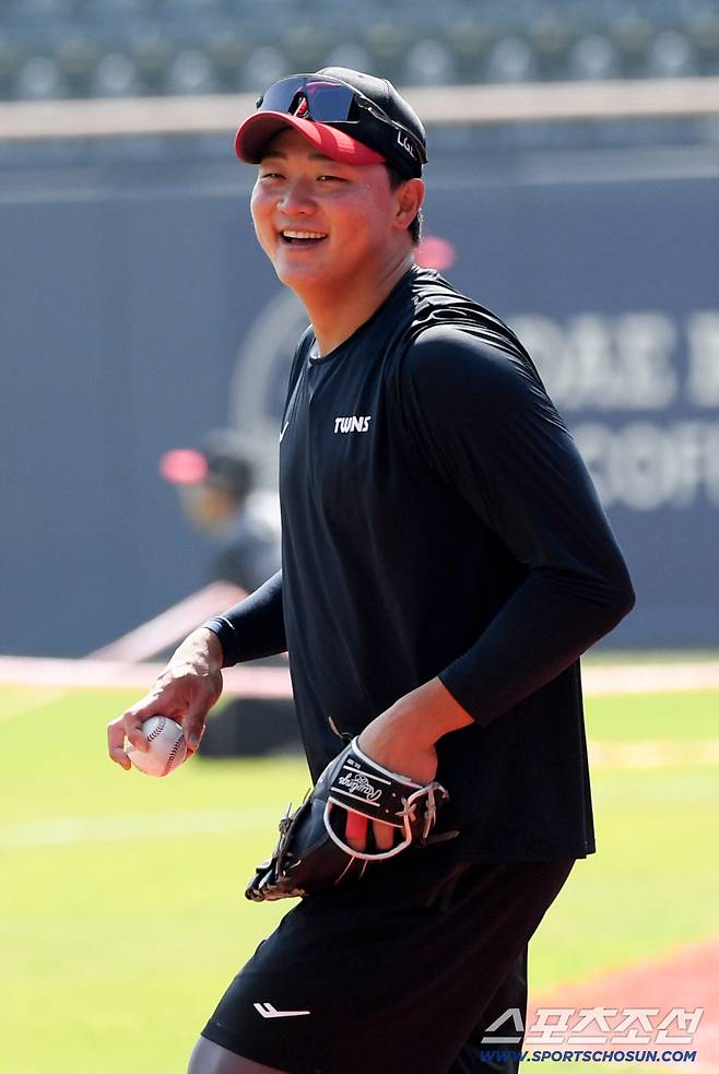 11일 잠실구장에서 열린 LG와 SSG의 경기. LG 이재원이 몸을 풀고 있다. 잠실=박재만 기자 pjm@sportschosun.com/2026.04.11/