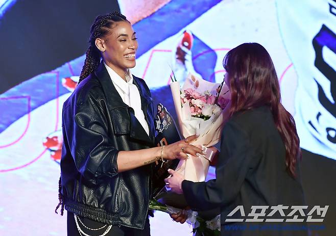 진에어 2025-2026 V리그 시상식이 13일 오후 서울 광진구 비스타워커힐서울에서 열렸다. 정규리그 MVP를 수상한 실바가 선수들의 축하 꽃다발을 받고 있다. 정재근 기자 cjg@sportschosun.com/2026.4.13/