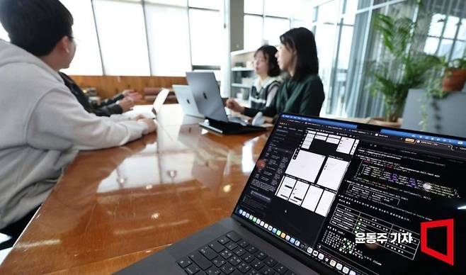 김혜린 오파크 대표가 AI에게 업무 지시 후 팀원들과  회의를 하고 있다. 김 대표는 AI가 개발자 4명 정도의 업무 역량을 보여줘 타 프로젝트와 동시에 업무를 진행할 수 있게 되었다고 말했다. 윤동주 기자