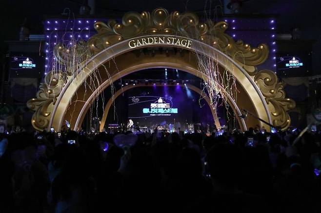 지난 10일부터 11일 서울 잠실 롯데월드에서 열린 행정공제회 '롯데월드 올나잇 페스티벌'에 공제회원 및 동반인들이 콘서트를 관람하고 있다. 행정공제회