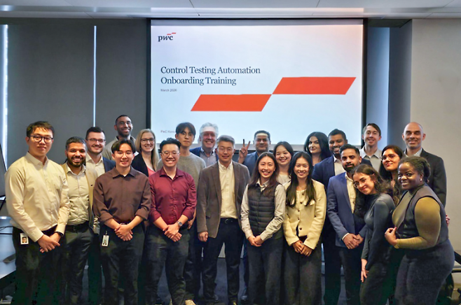 윤여현 삼일PwC 파트너(첫 번째 줄 가운데)가 지난 9일 해외 PwC 오피스에서 AI 기반 내부통제 자동화 솔루션 본격 도입 안내 프로그램 참가자들과 기념 촬영을 하고 있다. 삼일PwC 제공