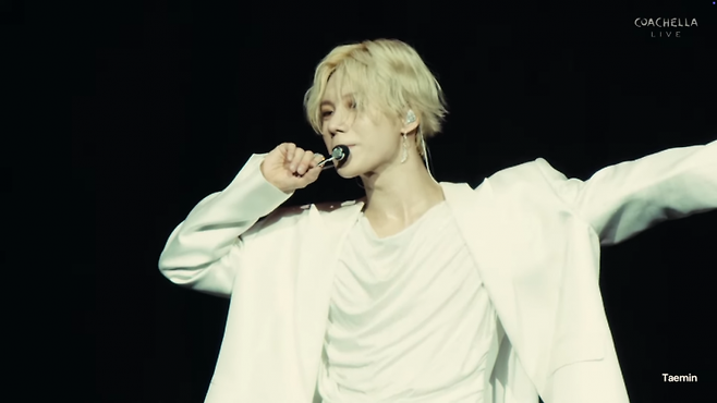 태민이 11일(현지시간) 미국 캘리포니아주 인디오의 모하비 스테이지에서 열린 '코첼라'에서 무대를 펼치고 있다. 갤럭시코퍼레이션 제공