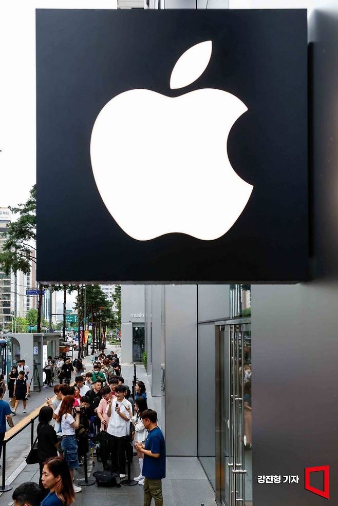 애플의 첫 인공지능(AI) 스마트폰 '아이폰16'이 국내에 출시된 20일 서울 중구 명동 애플스토어에서 구매자들이 줄을 서고 있다. 사진=강진형 기자aymsdream@