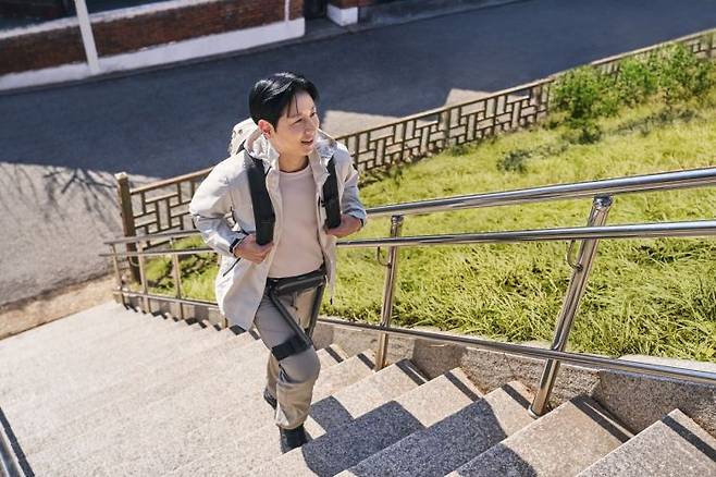 위로보틱스 보행보조 웨어러블 로봇 윔S의 실제 착용 이미지. 위로보틱스