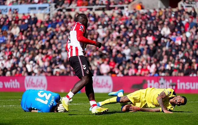 <YONHAP PHOTO-7526> Sunderland's Brian Brobbey, centre, looks on after pushing Tottenham Hotspur's Cristian Romero, right, into Tottenham Hotspur goalkeeper Antonin Kinsky, left, during the Premier League soccer match between Sunderland and Tottenham Hotspur, in Sunderland, England, Sunday April 12, 2026. (Owen Humphreys/PA via AP) UNITED KINGDOM OUT; NO SALES; NO ARCHIVE; PHOTOGRAPH MAY NOT BE STORED OR USED FOR MORE THAN 14 DAYS AFTER THE DAY OF TRANSMISSION; MANDATORY CREDIT/2026-04-12 23:57:35/<저작권자 ⓒ 1980-2026 ㈜연합뉴스. 무단 전재 재배포 금지, AI 학습 및 활용 금지>