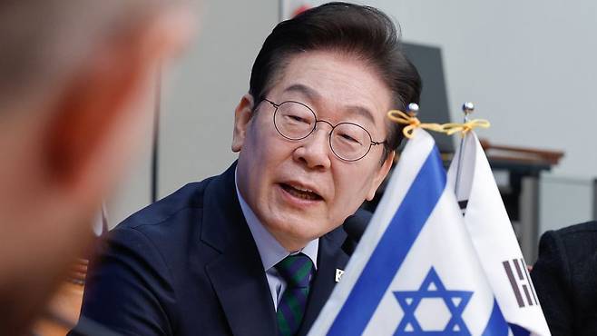 이재명 대통령이 지난해 2월 더불어민주당 대표 시절, 서울 여의도 국회에서 라파엘 하르페즈(Rafael Harpaz) 주한이스라엘대사를 접견하고 있다./뉴스1