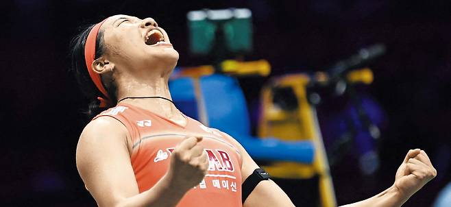배드민턴 여자 단식 세계 1위 안세영이 12일 중국 닝보에서 열린 2026 아시아개인선수권대회 결승에서 세계 2위 왕즈이(중국)를 꺾고 ‘커리어 그랜드 슬램’을 달성한 뒤 두 주먹을 불끈 쥐고 포효하고 있다. /AFP 연합뉴스