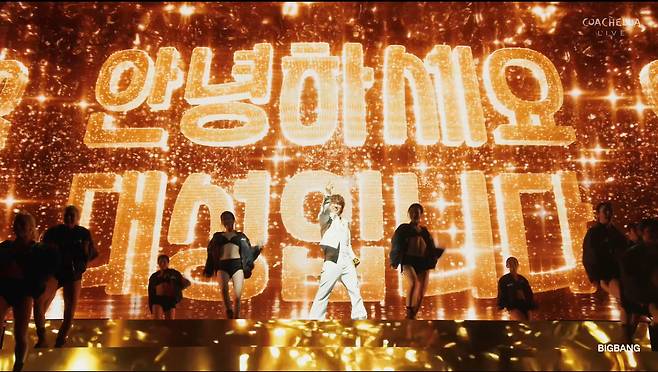 12일(현지 시각) 오후 미국 ‘코첼라 밸리 뮤직 앤드 아츠 페스티벌’에서 솔로 트로트곡 '날봐, 귀순'을 깜찍한 안무와 함께 선보인 빅뱅 대성. 관객들은 대성이 능청스럽게 "나와 함께 춤을 흔들어 재낄(rock with me) 그녀, 귀순을 찾는다"며 영어로 외친 곡 소개에 폭소를 터뜨렸다./유튜브 캡처