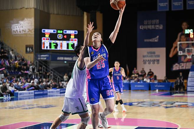 삼성생명 배혜윤이 13일 하나은행과의 여자 프로농구 플레이오프에서 골밑 슛을 시도하고 있다. /WKBL