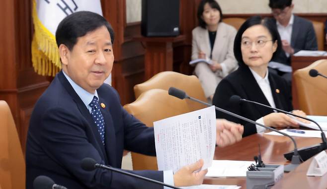 구윤철 경제부총리 겸 재정경제부 장관이 13일 서울 종로구 세종대로 정부서울청사에서 열린 대외경제 장관회의 및 EDCF 기금운용위원회에서 자료를 살펴보고 있다. /뉴스1