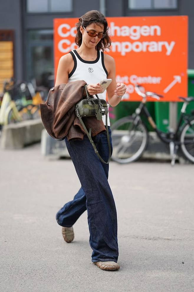 와이드 청바지 트렌드 | Edward Berthelot//Getty Images