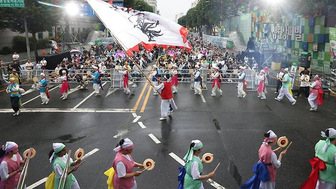 대전시는 2026 대전 0시 축제를 기존 두 곳에서 운영되던 방식에서 중앙로역 특설무대로 일원화해 운영 효율성을 높일 계획이라고 12일 밝혔다. 사진은 지난해 0시 축제 모습. 대전시 제공