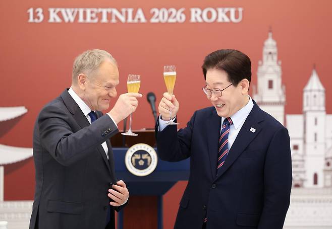 이재명 대통령과 도날드 투스크 폴란드 총리가 13일 청와대에서 열린 공식 오찬에서 건배를 하고 있다. 2026.4.13 뉴스1