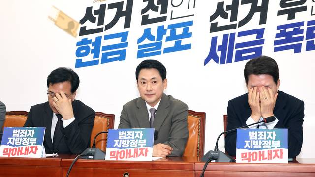 10일 국회에서 열린 국민의힘 긴급최고위원회의에서 송언석 원내대표(왼쪽부터), 장동혁 대표, 신동욱 최고위원이 나란히 자리하고 있다. [연합뉴스]