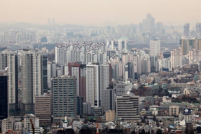 서울 남산에서 바라본 아파트 단지. [연합뉴스 제공]