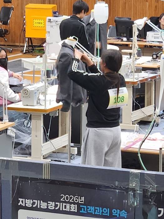 예림디자인고 학생이 최근 열린 2026 지방기능경진대회 의상디자인 부문에 출전해 자신의 기능을 펼치고 있다. 〈예림디자인고 제공〉
