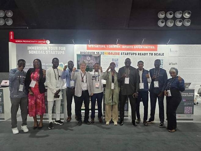 한국생산성본부(KPC)가 지원한 세네갈 스타트업 참가단이 GITEX AFRICA 2026 현장에서 기념촬영을 하고 있다. 한국생산성본부 제공