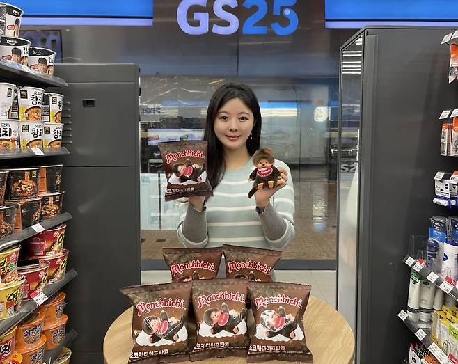 GS25 모델이 몬치치 협업 신상품을 소개하고 있다. GS25 제공