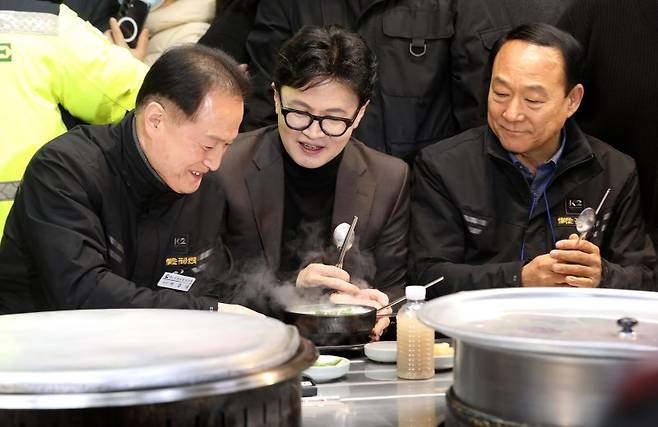 한동훈 전 국민의힘 대표가 지난달 7일 오후 부산 북구 구포시장 한 식당을 찾아 돼지국밥을 먹고 있다. 뉴스1