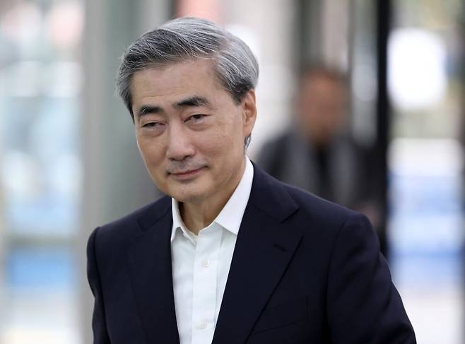 신현송 한국은행 총재 후보자가 지난 6일 서울 중구 한화금융플라자에 마련된 인사 청문회 준비 사무실로 출근하고 있다. 뉴시스