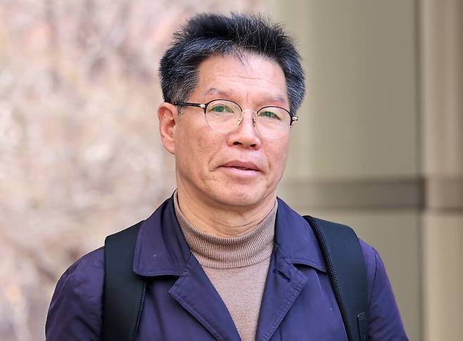 일본군 위안부 피해자를 모욕하는 시위를 벌여온 극우 성향 시민단체 위안부법폐지국민행동 김병헌 대표가 20일 서울 서초구 서울중앙지방법원에서 열린 구속 전 피의자 심문(영장실질심사)에 출석하고 있다. 연합뉴스