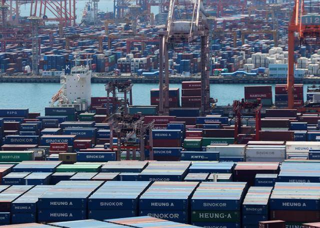 8일 부산항 신선대부두와 감만부두 야적장에 수출입 컨테이너가 가득 쌓여 있다. 부산=뉴스1