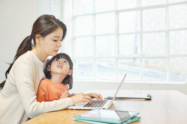 직장갑질119가 만 19세 이상 직장인 1,000명을 대상으로 설문조사를 한 결과, 45.2%는 여전히 육아휴직을 자유롭게 사용하지 못한다고 답했다. 게티이미지뱅크