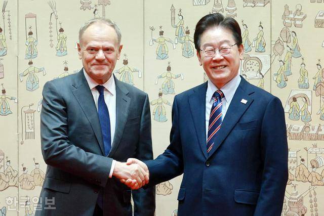 이재명 대통령과 도날트 투스크 폴란드 총리가 13일 청와대에서 열린 한-폴란드 정상회담에 앞서 기념촬영을 하고 있다. 뉴시스