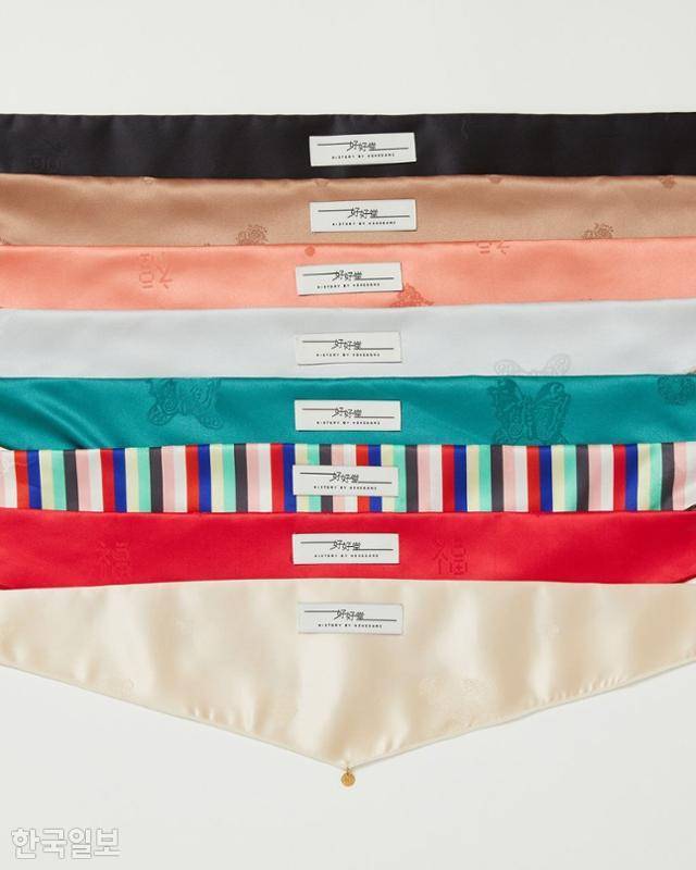 이재명 대통령이 13일 방한한 도날트 투스크 폴란드 총리에게 선물한 반려견용 한복 망토. 청와대 제공