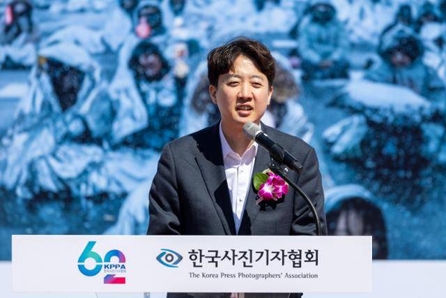이준석 개혁신당 대표가 7일 서울 종로구 광화문광장에서 열린 제62회 한국보도사진전 '오늘의 보도사진, 내일의 역사가 되다' 개막식에 참석해 축사를 하고 있다. 뉴시스