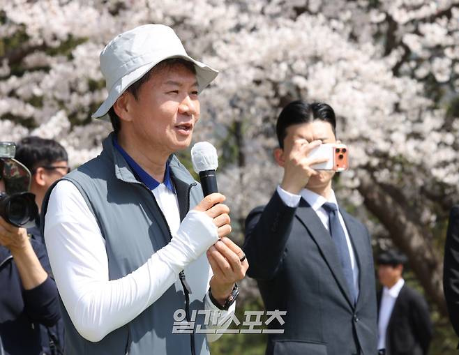 정몽규 대한축구협회장이 13일 경기도 용인 코리아CC에서 열린 2026 축구인골프대회에 참석해 발언하고 있다. 사진=공동취재단