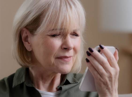 장시간 스마트폰을 이용을 할 경우 눈을 자주 깜빡여야 한다. 사진은 본 기사 내용과 무관. [사진=Seal Beach Eyes]