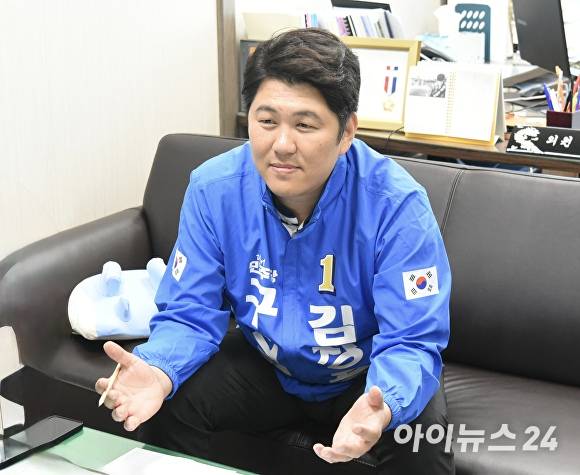 김정용 부산광역시 강서구의원이 13일 아이뉴스24와 인터뷰를 진행하고 있다. [사진=정예진 기자]