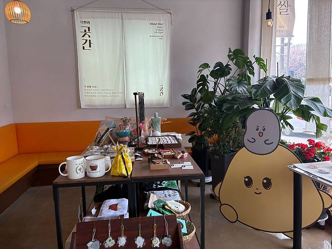 더 쌀랩곳간은 카페와 매장, 창작스튜디오가 합쳐진 복합문화공간이다. 이곳에서 만든 쌀을 활용한 가공품이나 굿즈(기념품)가 지역 인기 답례품으로 자리매김했다. 이소진 기자