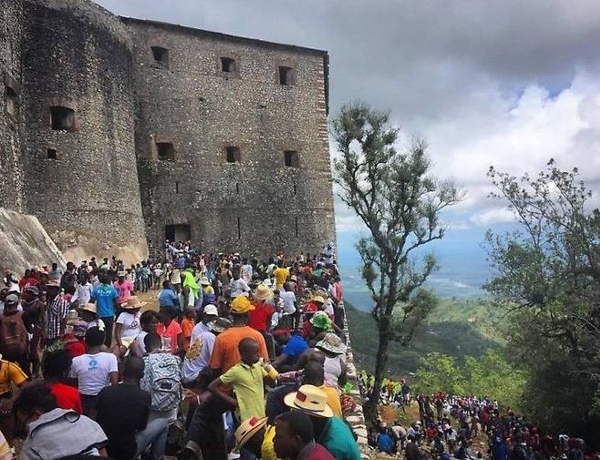 11일(현지시간) 아이티 북부 고지대의 요새 ‘시타델 라페리에르’에 몰린 인파. Makay_hayti 엑스=연합뉴스