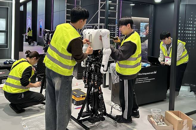 스페인 바르셀로나에서 2025년 2월 열린 MWC에서 휴머노이드 로봇 앨리스 4를 조립하는 에이로봇 연구진.