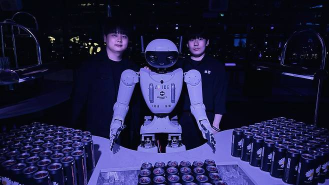 2025년 3월 서울드래곤시티에서 열린 엔터테인먼트 행사에서 앨리스 4가 음료 캔을 나눠주는 시연을 옆에서 지원했다.