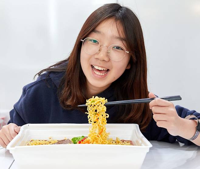 점보 라면으로 유명한 매일식품 부스에서 점보 라면 모형과 포즈를 취한 박서현 학생기자.