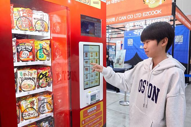 행사장에서는 라면 자판기와 즉석 라면 조리기 등 라면 산업 전반을 아우르는 다양한 제품과 기술을 선보였다.