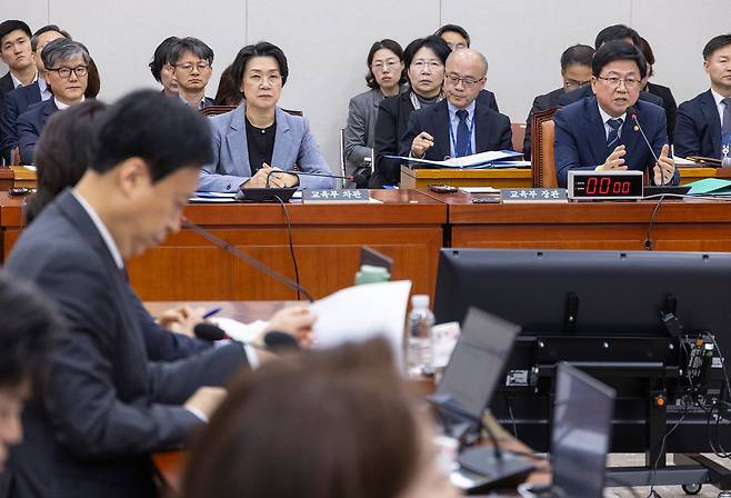 지난 1일 국회에서 열린 교육위원회 전체 회의에서 최교진 교육부 장관이 교육 분야 추가 경정 예산에 관한 질의에 답하고 있다. 연합뉴스